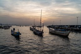 Accra;-Ghana;-Jamestown;-fishing-harbour;-Jamestown-harbour;-pirogue;-wooden-fishing-boat;-fishing-canoe;-painted-names;-colourful;-sunrise;-artisanal-fishing;-fishing-community;-Gulf-of-Guinea;-West-Africa;-historic-district;-tradition;-documentary-photography;-Kaleidos;-Kaleidos-images;-La-parole-à-limage;-Stories-Pictures;-Tarek-Charara